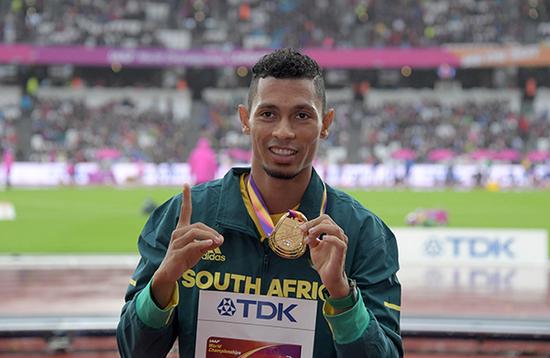 2017田径世锦赛男子400米颁奖典礼上，范尼凯克获得金牌。东方IC 图
