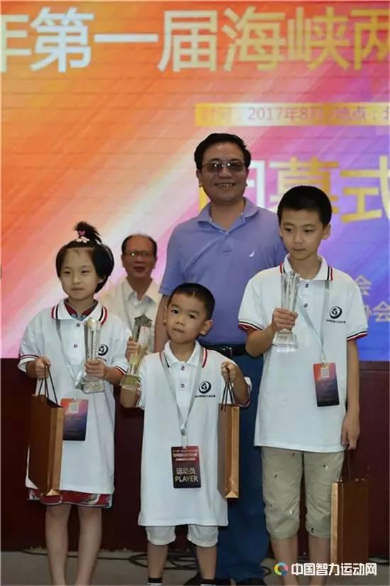 江苏省棋牌管理中心副主任张小海为获得围棋比赛C组前三名的选手颁奖