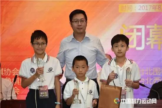 中睦信息科技有限公司总经理刘雨青为获得围棋比赛D组前三名的选手的选手颁奖