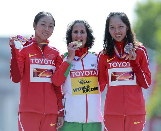 中国选手尹航（左）和杨树青（右）在颁奖仪式上合影。