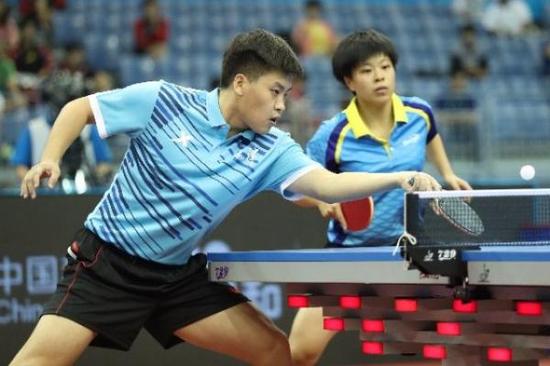 郝帅（左）在第十三届全国运动会乒乓球混合双打半决赛中回球　新华社记者 刘续 摄