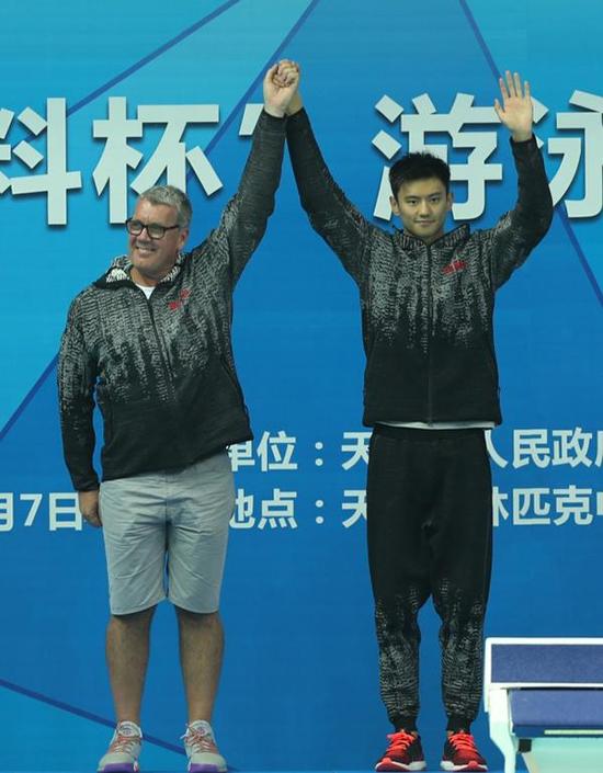 宁泽涛和他的教练在领奖台上。