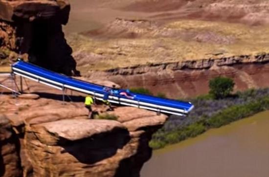 悬崖跳伞