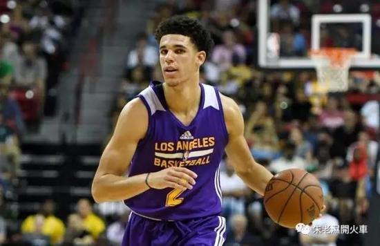 湖人隊在選秀會上,用榜眼籤選來了ucla的控球后衛lonzo ball,目前被