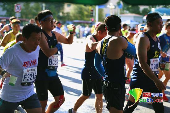 跑经水站的选手们抓紧时间补水
