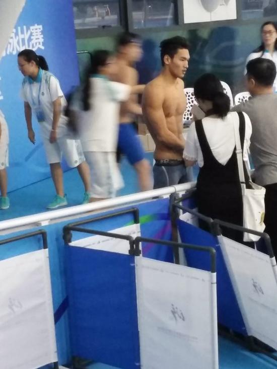徐嘉余在大学乙组男子50米仰泳决赛中获得冠军，打破赛会纪录。