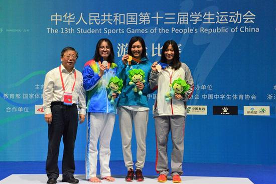 冠军刘湘(右二)与亚军傅园慧（左二）在学运会领奖台上。