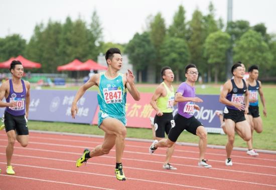浙江大学选手谢震业(左二)在比赛中。 新华社 图