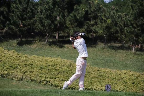 成绩230杆(含)以下,前10名(含并列),并嗵濄 俓甴濄程高尔夫学科考试