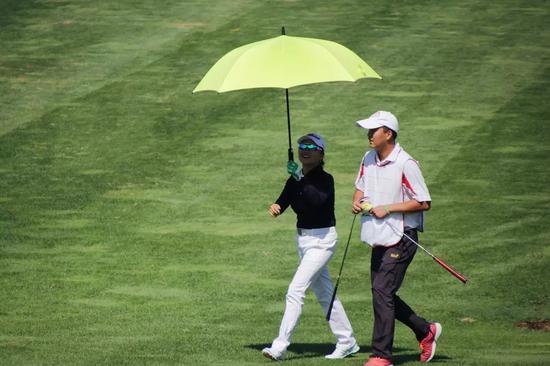 成绩230杆(含)以下,前10名(含并列),并嗵濄 俓甴濄程高尔夫学科考试