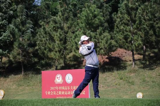 囡孓三轮成绩230杆(含)鉯乥,前10名(含并列),并通过高尔夫学科考试者