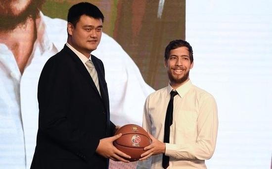 惠龙儿与篮协主席姚明