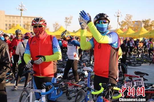 2017环胡杨林国际自行车邀请赛现场