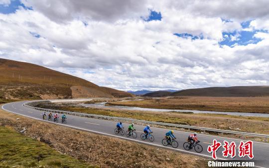 “骑闯天路”川藏赛比赛现场