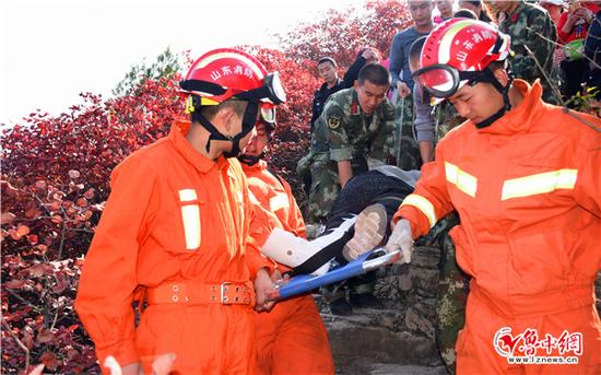 消防官兵徒步救援。