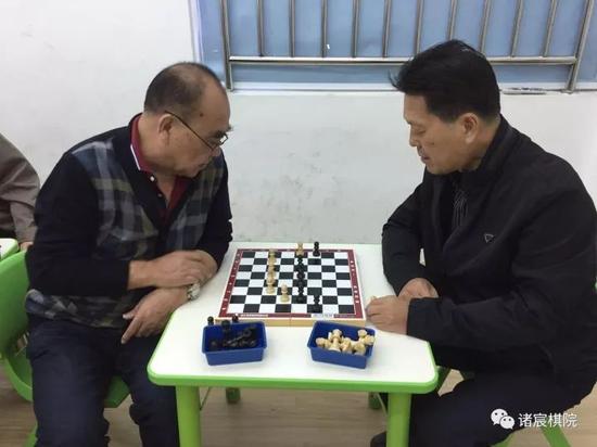 为老人普及国际象棋 诸宸棋院重阳节举行公益活动