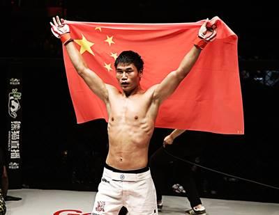 拳狠话不多！“野狼”宝音仓杀入FC综合格斗八强。