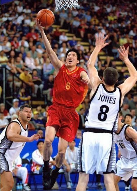 胡卫东身高198cm,助跑摸高3米7,中国篮球历史上最好的小先锋之一,被誉