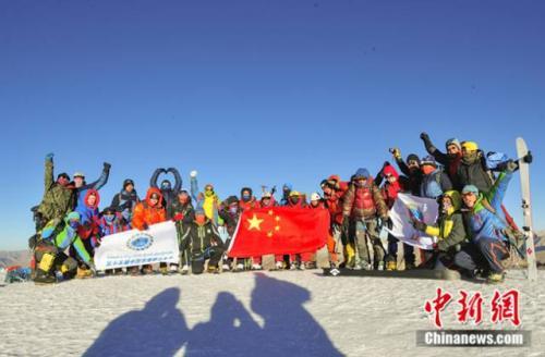 此次登山爱好者登顶洛堆峰合影