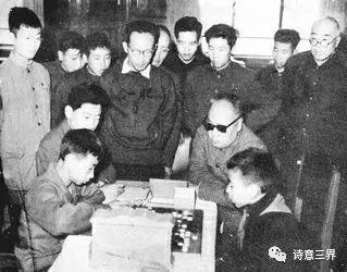 陈毅元帅观看王汝南（左）与华以刚（右）对弈。