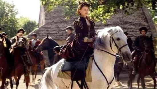 英国历史特色:女神们如何穿着长裙优雅地骑马?