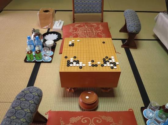 午休时的局面(图片摘自日本棋院关西总本部)