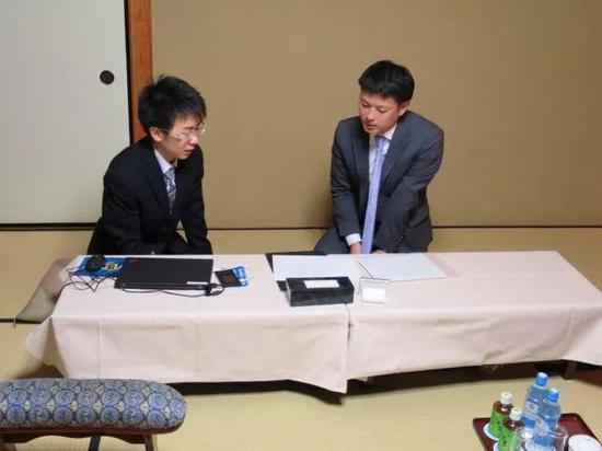 小松大树二段（右）和首次担任记录员的西冈正织初段，（图片摘自日本棋院关西总本部）