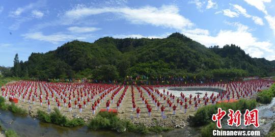 2000名太极爱好者表演孙式太极拳