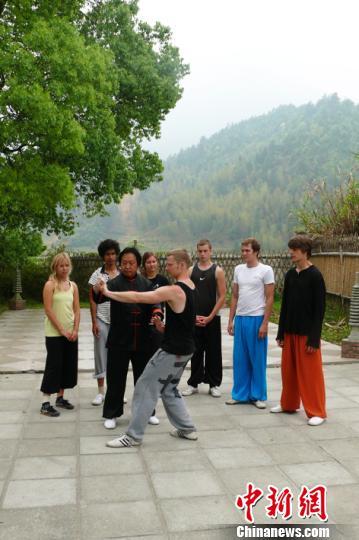 胡俭雷在向国外友人传授孙式太极拳。 赵昊 摄