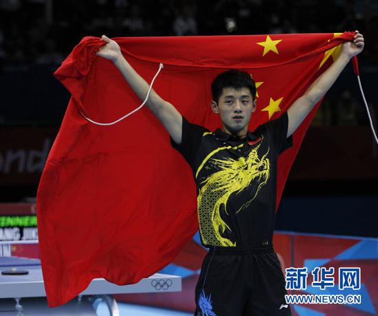 ↑张继科在伦敦奥运会乒乓球男子单打决赛中获得冠军。新华社记者沈伯韩摄