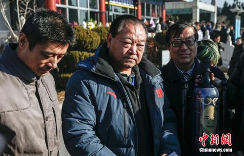 资料图:许海峰。(中间)中新社发 张浩 摄