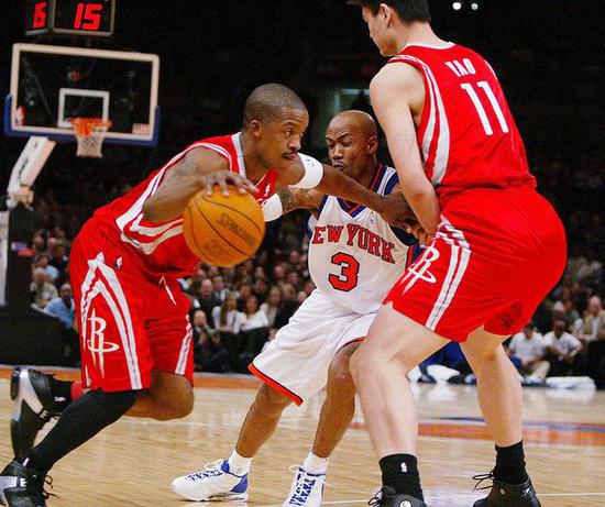 独狼昔日晃倒姚明 如今两人谈笑风生 因为热爱