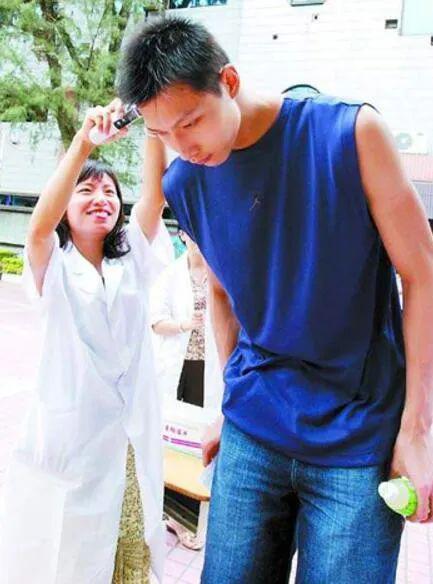 易建联参加高考不带笔！还要给监考老师签名