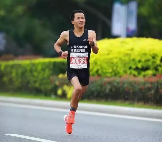小儿麻痹右腿残疾他却用10年跑出全马2小时50分