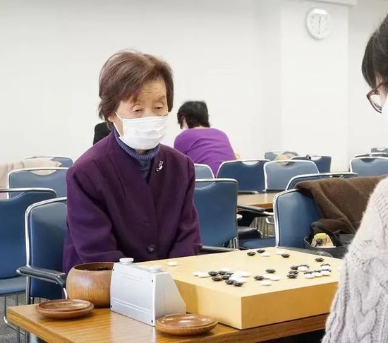 棋道之光高山仰止95岁杉内寿子击败年轻男棋手 手机新浪网 棋道之光高山仰止95岁杉内寿子击败年轻男棋手 手机新浪网