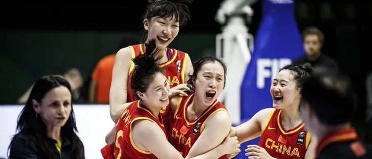 姑娘们忘情庆祝