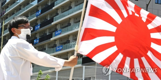 日方突击示威要求韩国奥运代表团摘下加油横幅 手机新浪网 日方突击示威要求韩国奥运代表团摘下加油横幅 手机新浪网