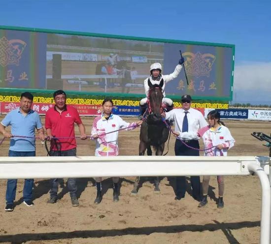 刘三平策骑10岁的“海尔斯”夺得中国速度赛马经典赛2100米冠军