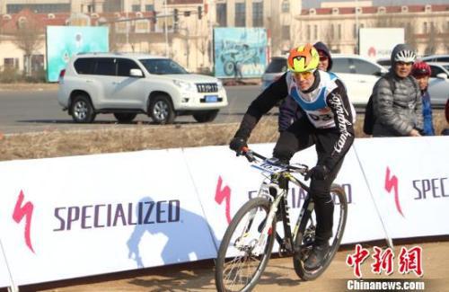 赛道包括陡坡路、急转弯道等，让赛事充满挑战。