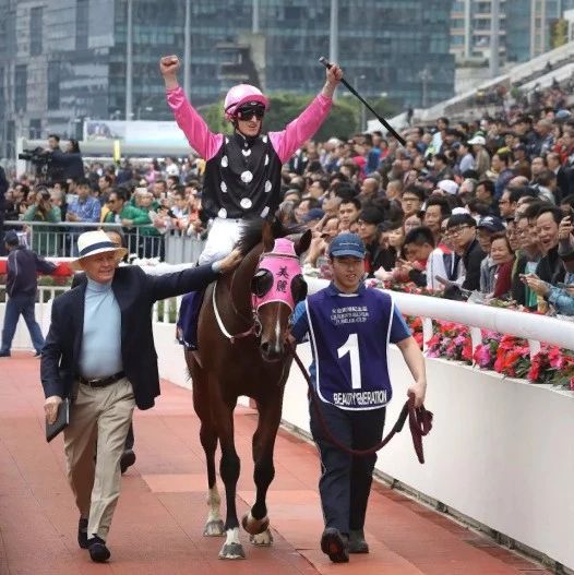 潘顿伙拍“美丽传承”报捷后庆祝胜利