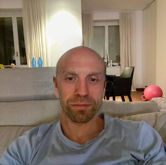 戈麦斯晒光头造型17岁小将吐槽看起来像我爷爷