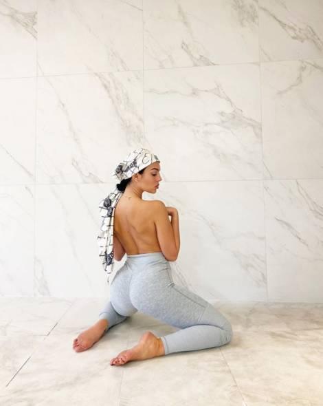 秀恩爱！C罗晒照亲吻女友 迷你罗沦为电灯泡|图