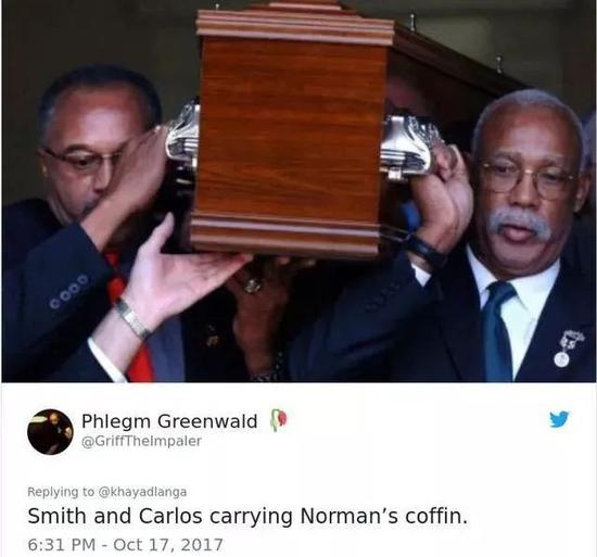 卡洛斯与史密斯在诺曼的葬礼上为其抬棺