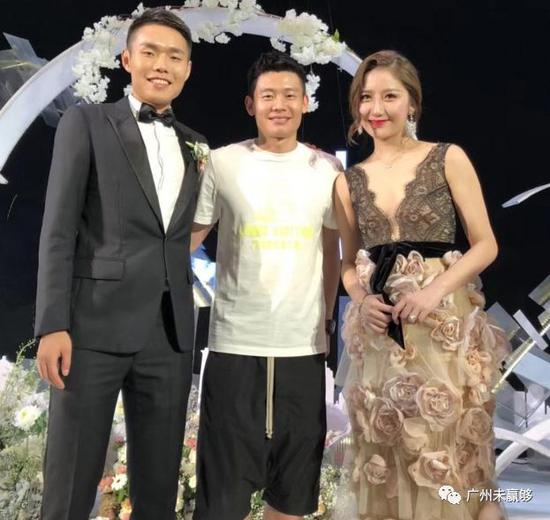 王上源与唯美爱妻举办婚礼 张文钊郑龙等队友出席