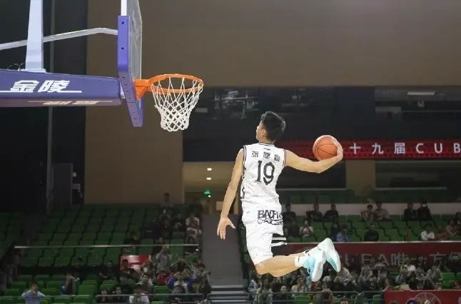 mic扣篮团队的一员他的偶像是飞人卡特在今年cuba全明星扣篮大赛上他