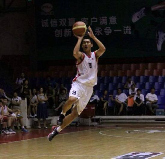 当然,除了打野球,上进的曲帅也经营着自己的篮球服饰生意.