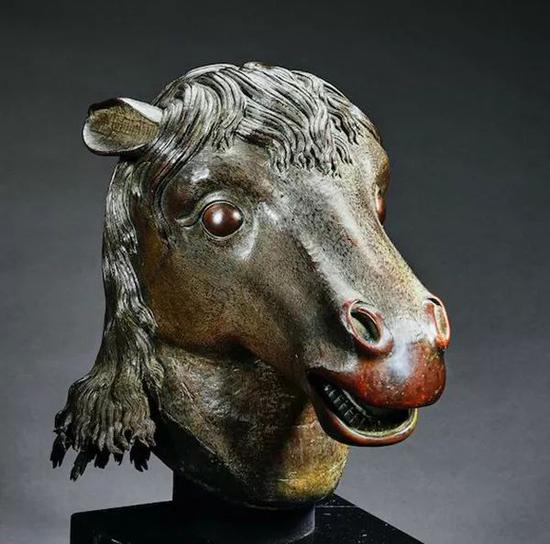 马首铜像亮相国博将归藏圆明园