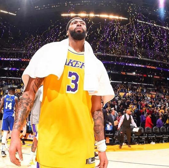 总冠军诞生!詹姆斯复制1-3史诗逆转!浓眉FMVP