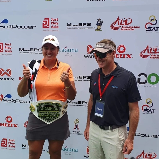 Laguna Golf Phuket俱乐部总经理Darren Michael Robson为女子组冠军Phillis Meti颁发冠军奖牌