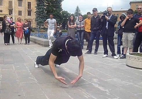 男子一分钟做41次手背俯卧撑